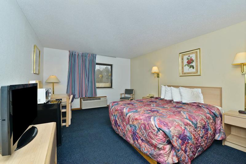 ABVI_ChampaignIL_GuestRooms_Suite_Room - 3C06A49D-3358-472D-ACB4A41B30B6E855