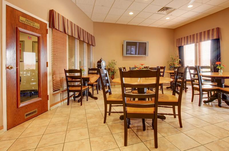 ABVI_StLouisSouthMO_Dining_Breakfast Area_Seating - 3CC2DAFF-78C6-424E-A73D6415C7AC4004