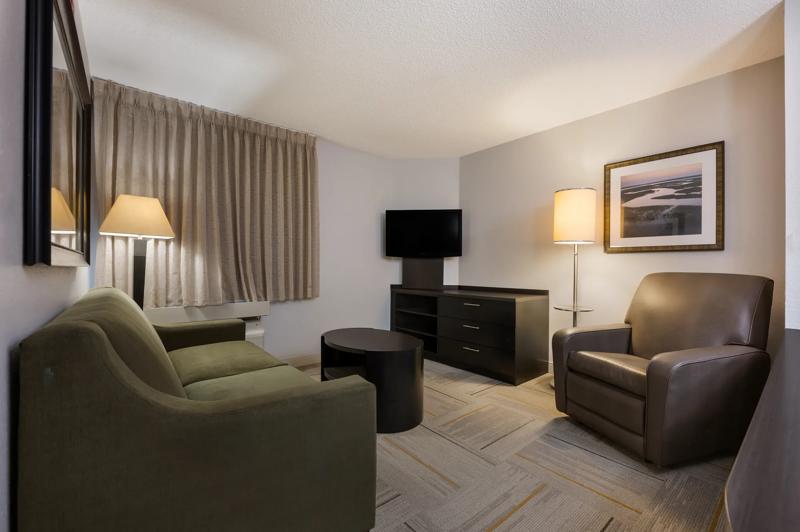 SIM_HuntsvilleResearchPark_GuestRooms_Suite_Seating - 3CCD9490-50CF-4BF1-8288803F09272D02