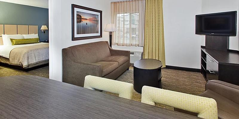 SIM_Knoxville_GuestRooms_Suite_Living Space - 3D9DE7A6-0EB1-426F-8472D78634C3E863
