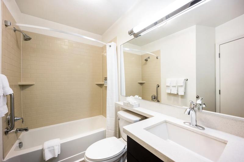 SIM_PhoenixGlendale_GuestRooms_Standard Bathroom - 3DA39E4C-E29A-44DD-A000E87699BD784A