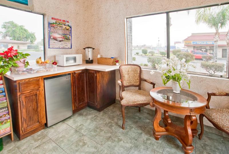 ABVI_RialtoCA_Dining_Breakfast Area_Buffet and Seating - 3E81FA5C-6C6C-43DA-B917E23BC9947042