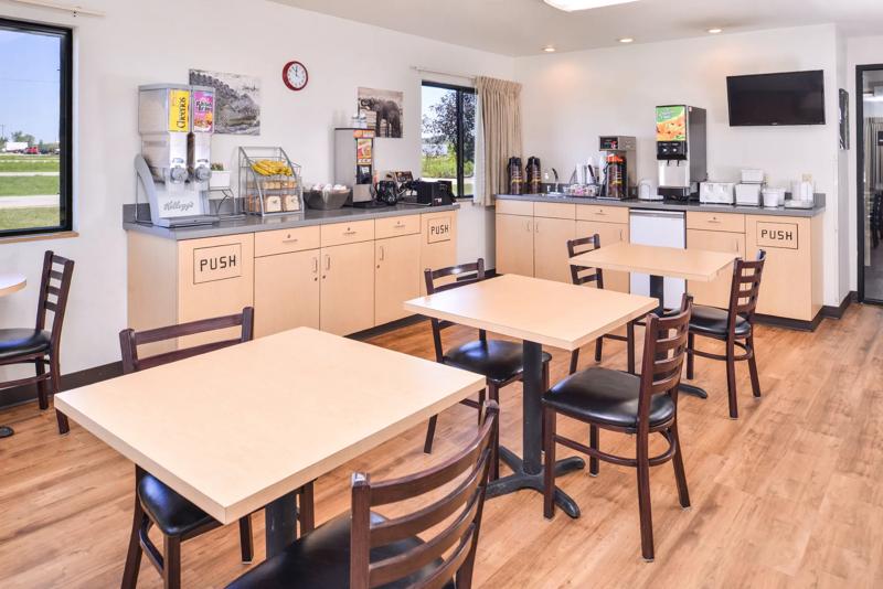 ABVI_MissouriValleyIA_Dining_Breakfast Area_Table Seating - 3EBAD4FB-3FC3-4AD6-B76351A412513CE4