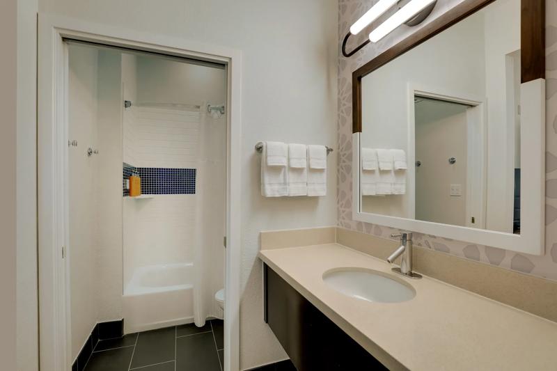 SES_SanJoseAirport_Guest Bathroom 03 - 3F50C837-2C3D-4635-973707C9ECF7BC7E