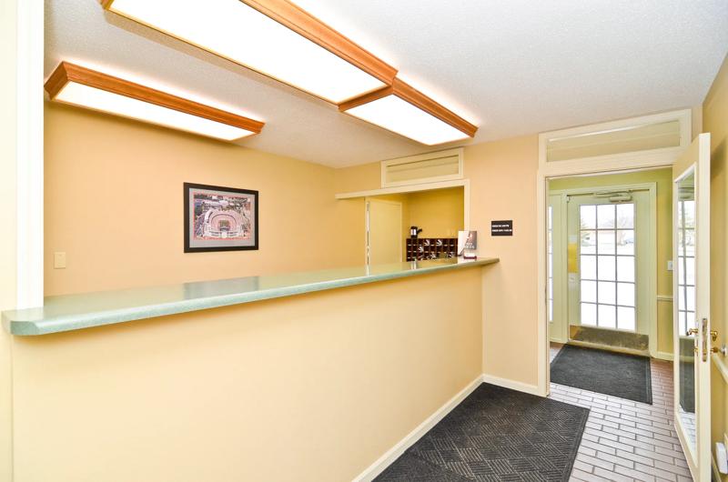 ABVI_ChillicotheOH_Lobby_Front Desk - 3F8FCDE1-9C76-4407-B96B7C1FA04276EA