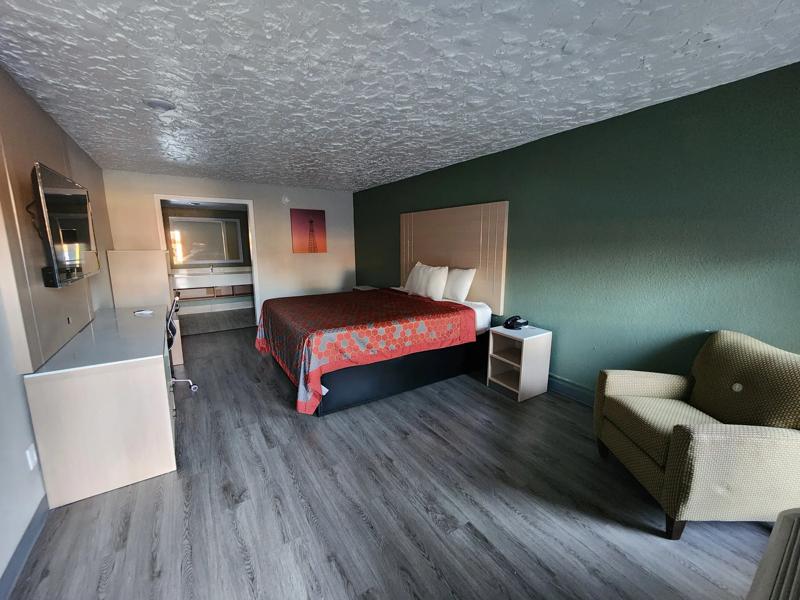 ABVI_Longview_TX1384_1_king_bed (2) - 403A5FD5-D9DA-4992-864FA6A30B8881CF