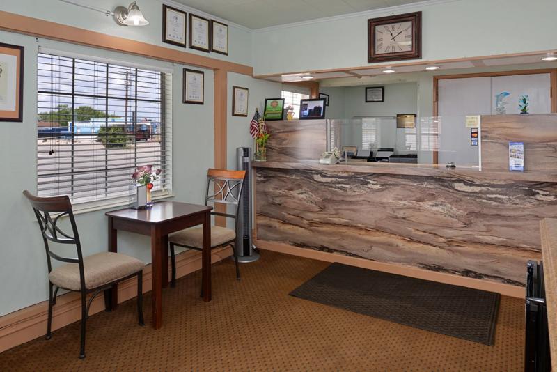 ABVI_Ozona_TX0342_Front Desk - 405B88E5-F05C-4A3E-BA7C58AEBAC7DF22