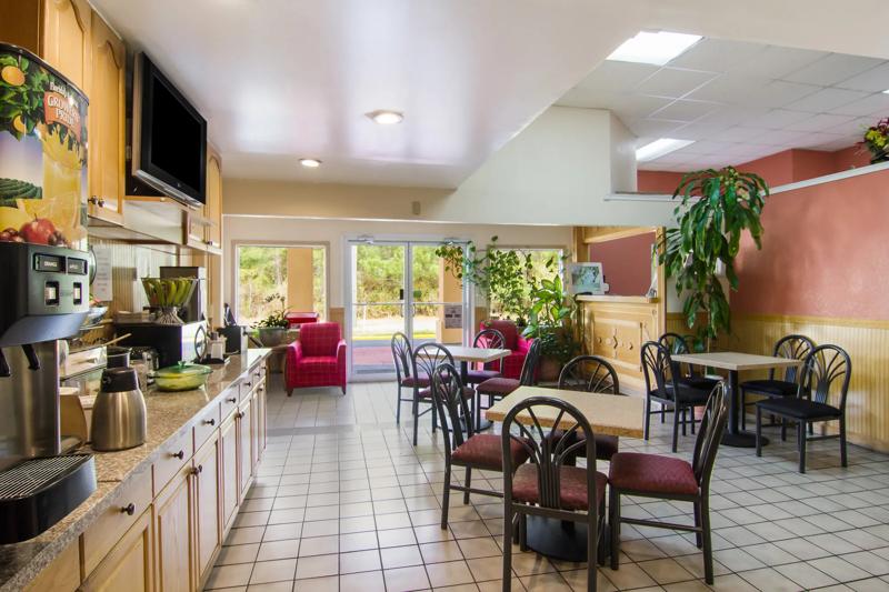 ABVI_DarienGA_Dining_Breakfast Area_Walkway - 40EA1730-48B9-4463-BC8FB49935D21204