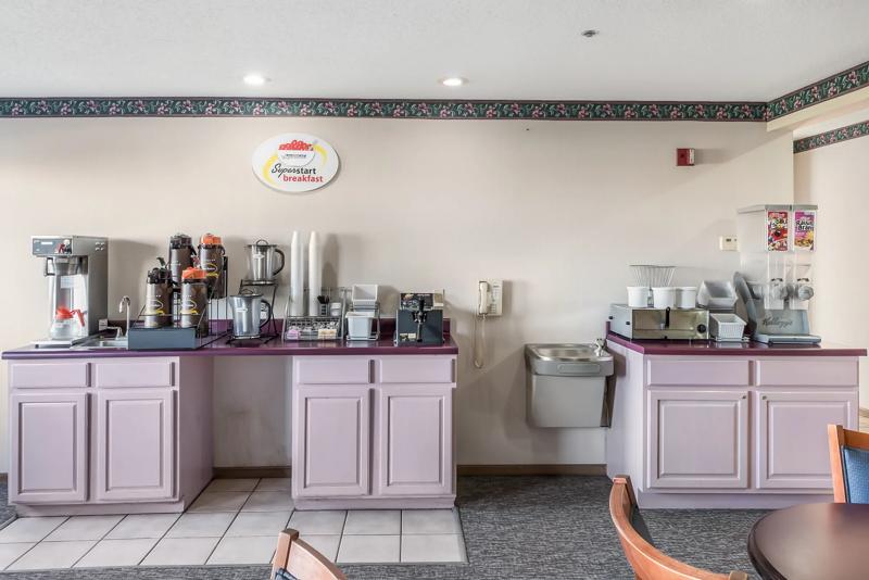 ABVI_WenonaIL_Dining_Breakfast Area_Buffet - 4159E4C6-D63E-46DB-B98D837F0803166B