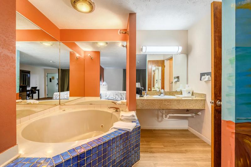 ABVI_HelfinAL_GuestRooms_Jacuzzi Suite_Bathroom - 415F8E13-6E02-4088-ADC8D6B6A52E7FC9