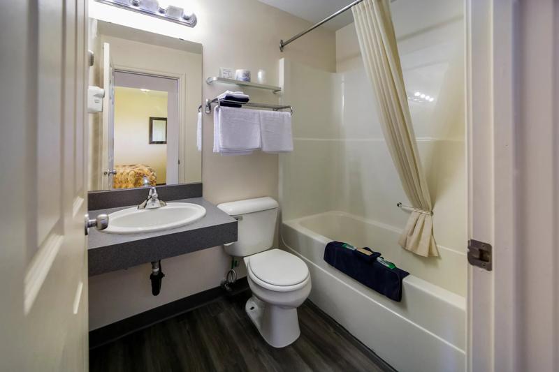 CBVI_FortStJohn_BC1699_Double_Kitchenette_Suite_7 - 41655106-658D-4404-B62B5C13397A706B