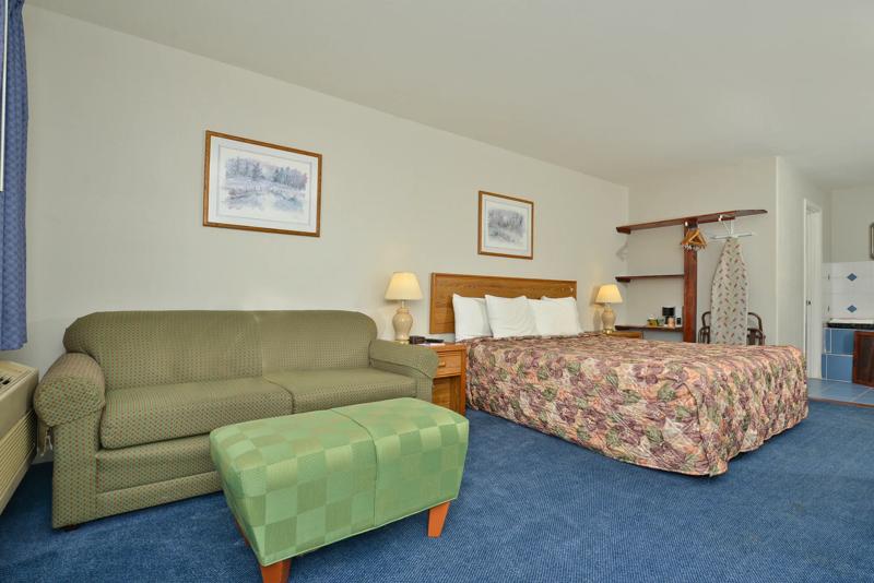 ABVI_MarionIL_GuestRooms_Jacuzzi Suite_Room - 428C24AE-26C9-45B3-A75AE3B4AB20316B