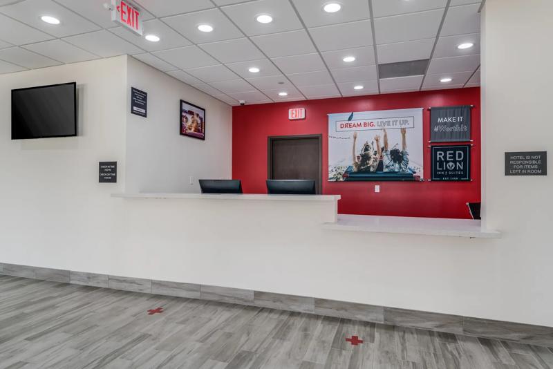 RLIS_Katy_Front Desk - 42B7004D-E865-4A13-B1E3F9F490F0D1D9