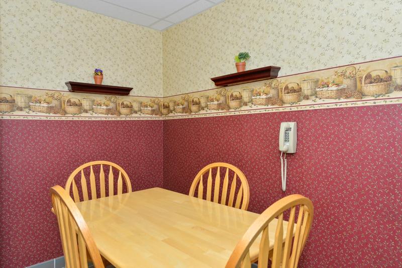 ABVI_KalispellMT_Dining_Breakfast Area - 43448782-7812-427A-B7F2050BC757BBEC