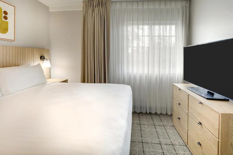SIM_MiamiAirportDoral_GuestRooms_Two Queens_Bedroom Amenities - 436BE2A0-B2CC-459B-98C014E211039B5B