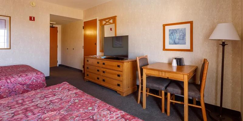RLH_WendoverNuggetHotelAndCasino_TDQ-room_02 - 43FB738E-EA4B-43E4-B665E87DE2205D2C