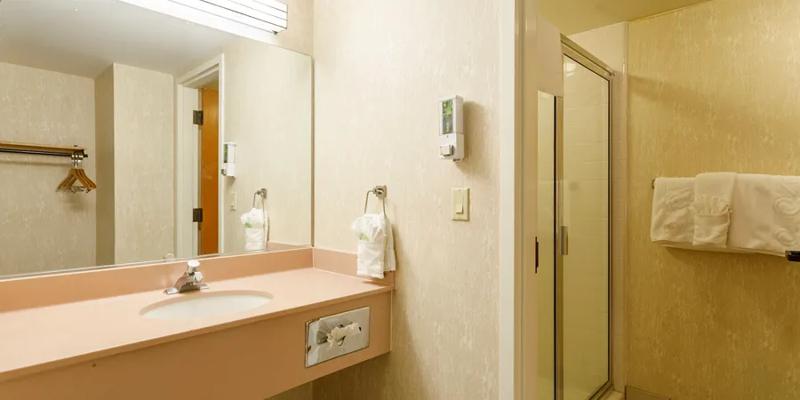 RLH_WendoverNuggetHotelAndCasino_TNQ-bath_01 - 449173BD-6B7E-412C-8026AC0716126171