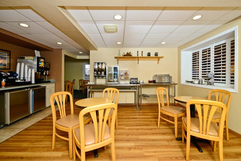 ABVI_StCloudMN_Dining_Breakfast Area_Seating - 4512CC73-D6B4-4F45-A4B61A5890AF113D