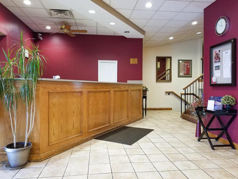 ABVI_StLouisSouthMO_Lobby_Front Desk - 45140725-F915-4932-A7E6DCA1A033C565