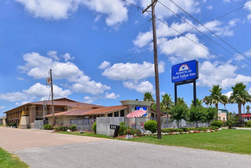 ABVI_ AngletonTX_Exterior_Drive Up - 4546C645-092B-41FB-91EB22ADD164A373