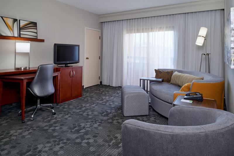SEL_IndianapolisCarmel_GuestRoom_OneBedroomSuite_LivingRoom_2 - 4599CB51-244D-4231-97B7F6B61BDE6908