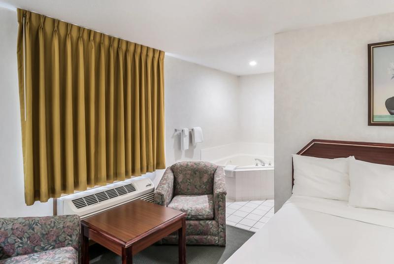 ABVI_WenonaIL_GuestRooms_King with Jacuzzi_Jacuzzi - 463057A4-D7DB-4935-B231CB829F37944C