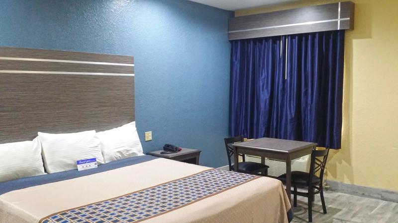 ABVI_HoustonNorthEastTX_GuestRooms_King with Jacuzzi_Bed - 46AF7BBD-1CCC-401A-AAAA60B6E637959A
