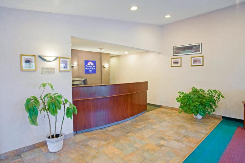 ABVI_LansingMI_Lobby_Front Desk - 46FB68D9-10AD-4E85-8F495B0345682DEB