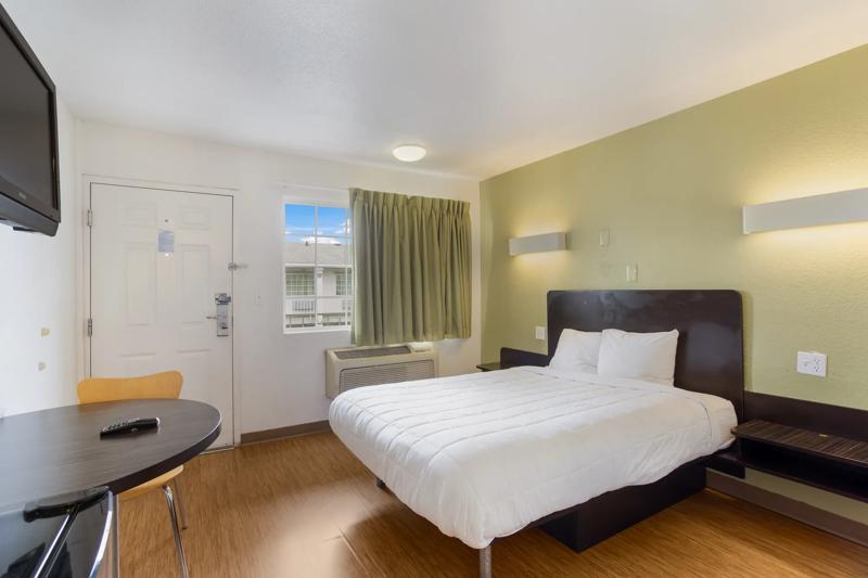 ABVI_BowlingGreenKY_GuestRooms_Queen_Window Side - 473D1323-FBDF-43B2-A5D5EE819F0B2D71