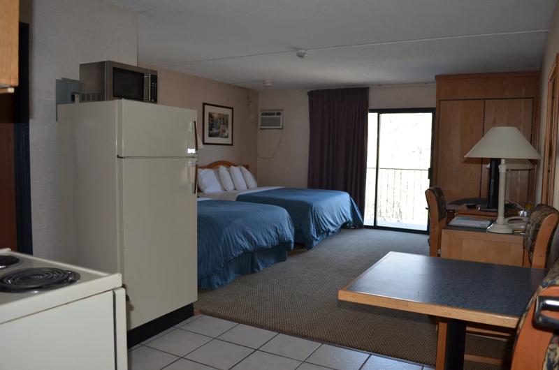 CBVIS_Castlegar_BC0024_TwoQueenKitchen - 47E724E0-0118-4DCA-AF5D5E69629D1500