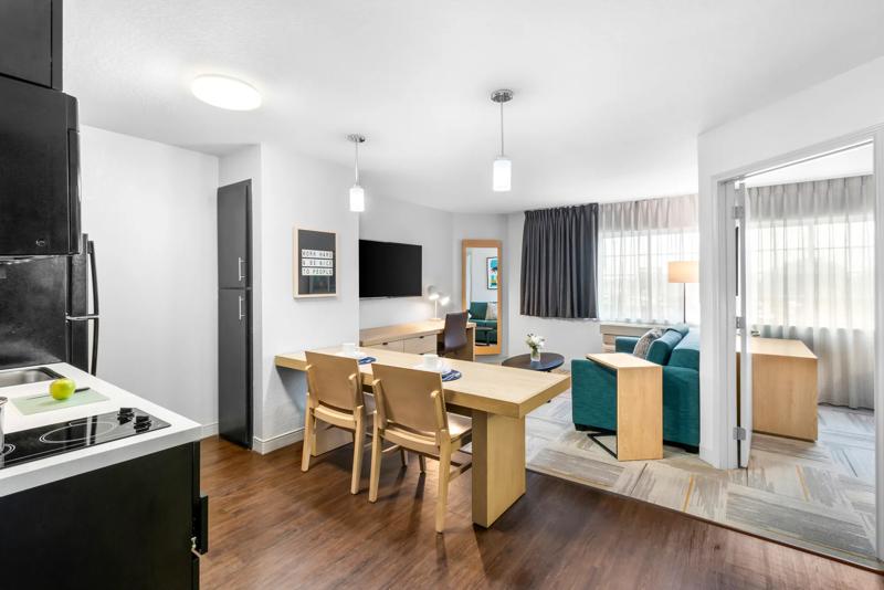SIM_AustinSouth_GuestRooms_Suite_Room - 48D1EB40-93FB-4116-804BDC30A164845D