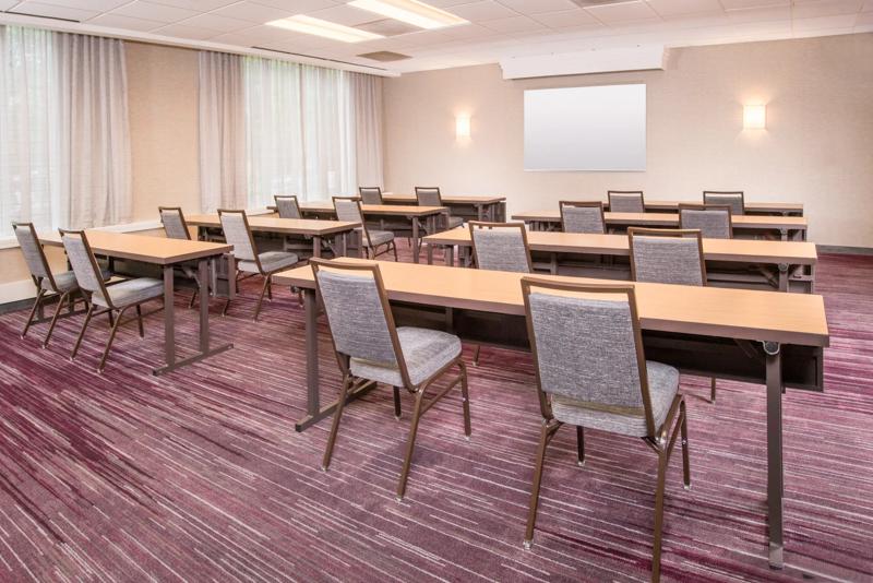 SEL_ArlingtonRosslyn_Meeting Space_ClassroomSetUp - 48EBD387-76B6-452C-86455C209755A203