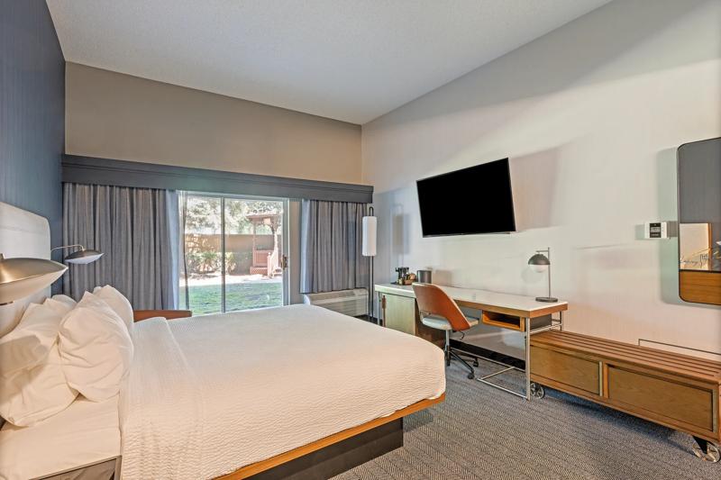 SEL_PleasantHill_GuestRoom_King_Patio_1 - 49161E64-0CEA-4074-AE3245B61B5C2728