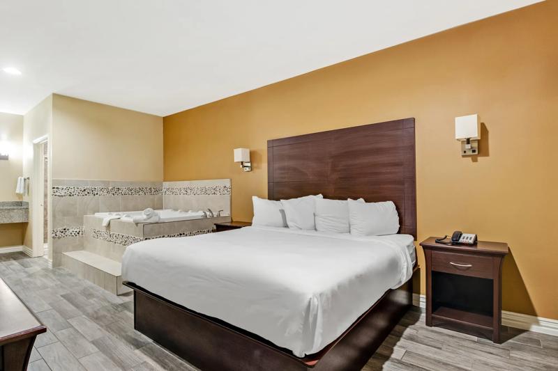 ABVI_HoustonFM529TX_GuestRooms_King with Jacuzzi_Room - 49C55770-3CEE-42E8-81023B8AC04EDEC7