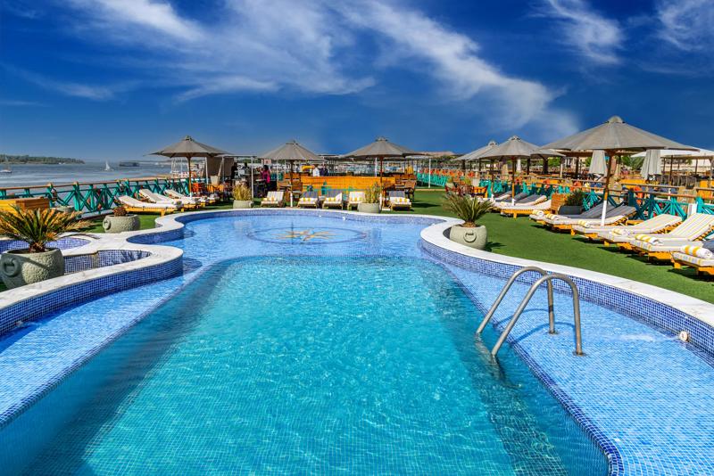 Outdoor Pool & Hot Tub