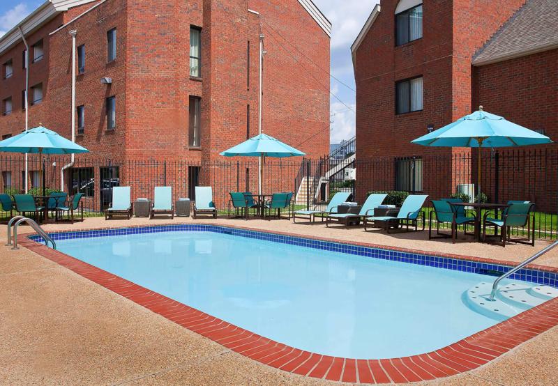 SIM_MemphisEastPoplarPike_Amenities_Pool - 4A2F21F0-C789-4484-B6FDA46C0268FA11
