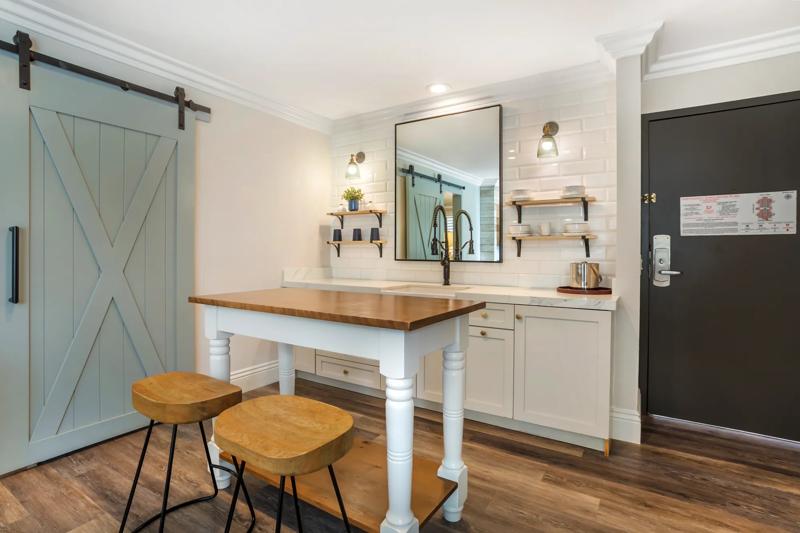 MOD_DryCreek_GuestRooms_King Suite_Wet Bar - 4A34FFFC-F576-4CD8-92670B832F6344D1