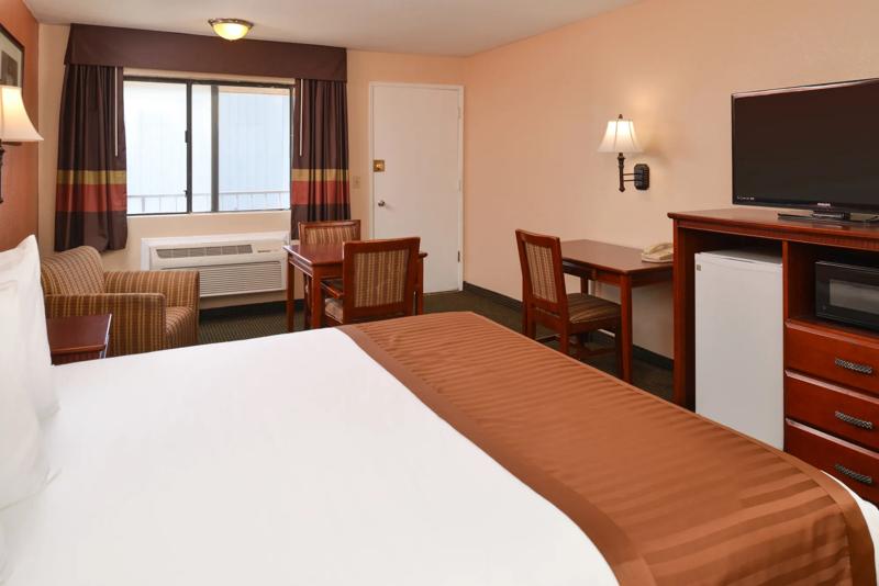 ABVI_BakerfieldECA_GuestRooms_King Mini Suite_Entry - 4A49D117-E05A-48CC-873A39491697BB3E