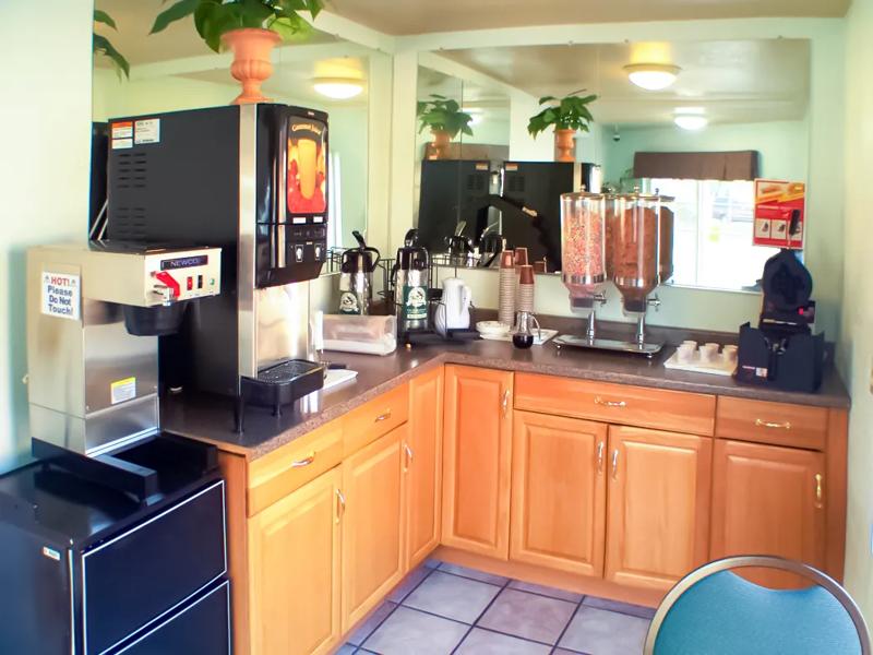 ABVI_EugeneOR_Dining_Breakfast Area - 4AC48F11-7148-4425-AA146A637CBC5B2F