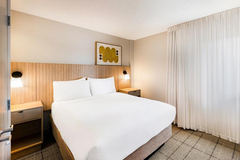 SIM_JerseyCity_GuestRooms_Harbor View_Bedroom - 4B608A84-5037-4ED1-937CD2BD26F6CD10
