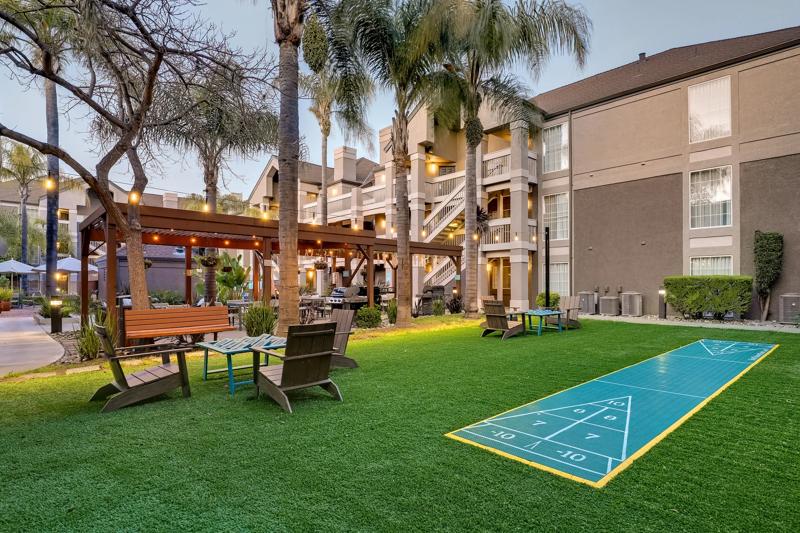 SES_Sunnvale_Courtyard 06 - 4B67E172-80E7-4387-8A45D4F497E33DB3
