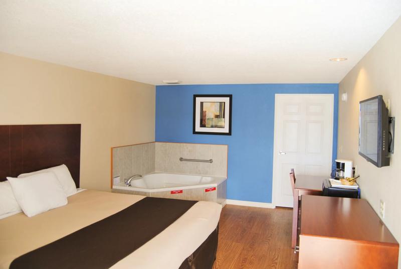 ABVI_StClairsvilleWheelingOH_GuestRooms_King with Jacuzzi_Room - 4BE64727-C543-443F-AE5BB7FE15FBCA95