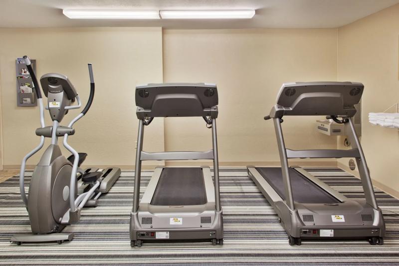 SIM_Brand_Amenities_Fitness Center_Treadmills - 4C562732-3AB5-4536-A99A2CCC7916FF92