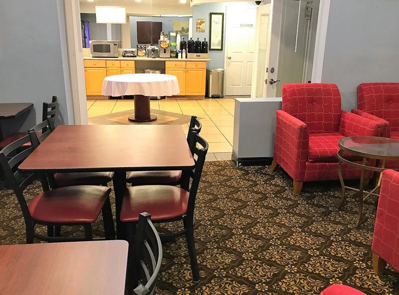 ABVI_LynnwoodSeattle_WA2263_DiningArea - 4C56CA47-B7AD-4AE1-A12E2B2E9BCA025D