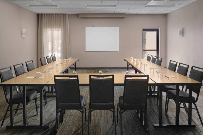 SEL_NewportMiddletown_Meetings_RoomA_UShapeSetup - 4C9BAAFF-3F18-4310-94601DACB6F611AC