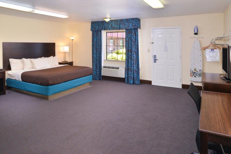 ABVI_BatesvilleMS_GuestRooms_King with Jacuzzi Suite_Room - 4D8223A7-5D31-4C3F-B2365C64B197B7E1
