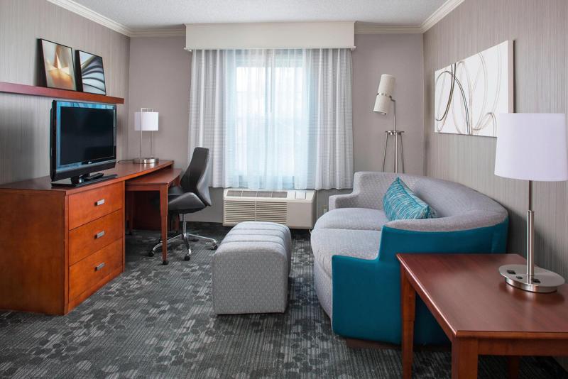 SEL_BostonLowellChelmsford_GuestRooms_OneBedroomSuite_King_LivingRoom - 4DBADAF5-F884-42A7-84144E08B6E7E2D4