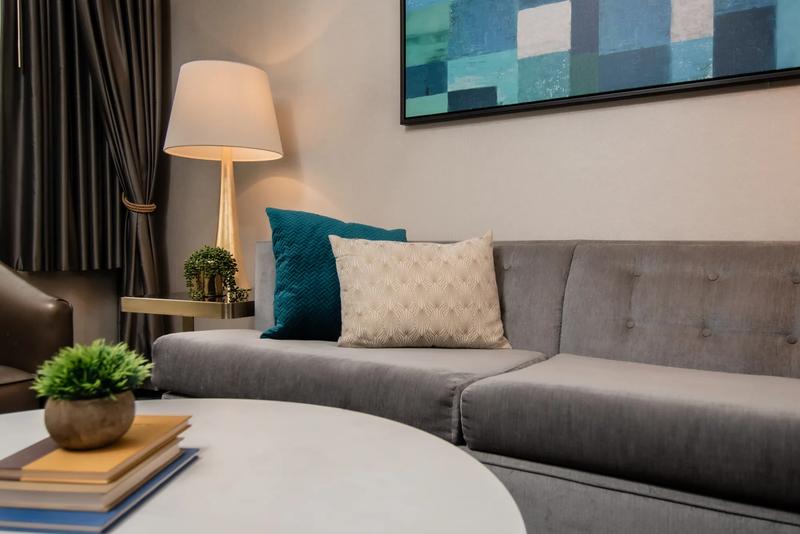 TRS_AllegroChicago_GuestRoom_Preferred_LivingRoomSeating - 4E4E9EFE-CE1D-42E9-B888D9193E9EE91F