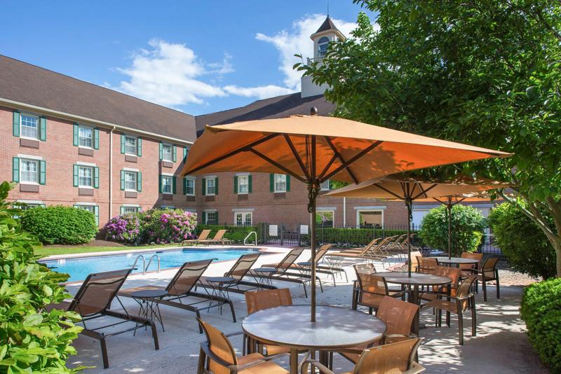 SEL_BostonLowellChelmsford_Amenities_Pool - 4EDE0DA0-029E-4C16-BD250FBF6018B0B0
