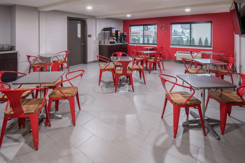 RLIS_Everett_Breakfast Area - 4F1FC49D-BDCC-4BB6-B08F347C22332036